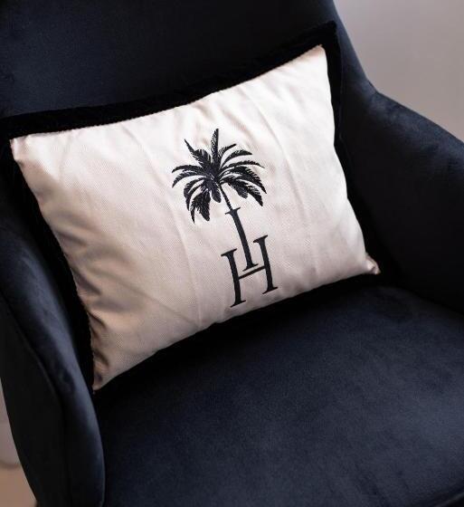 スタンダードルーム, The Ivory Haus