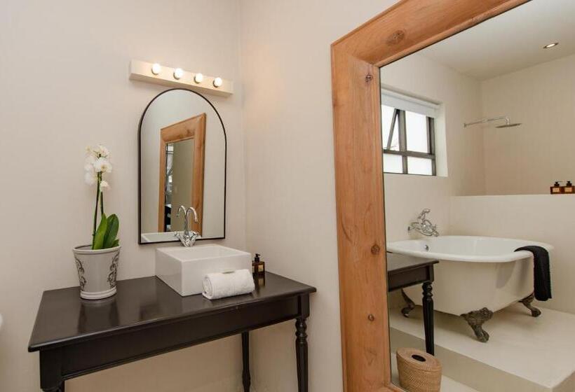 スタンダードルーム, The Ivory Haus