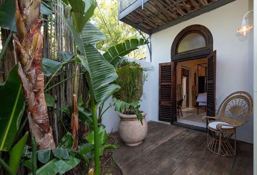 スイート, The Ivory Haus