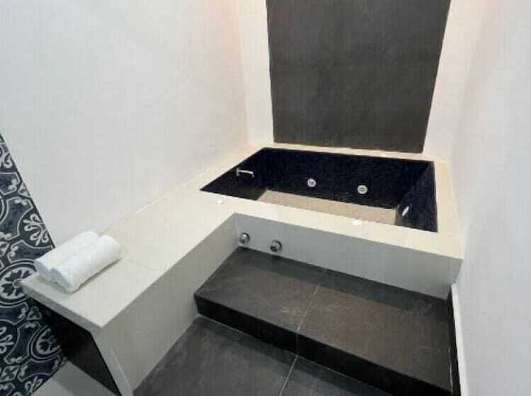 デラックスルーム, Zibahún