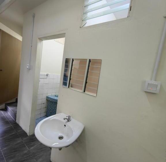 标准单人间共用浴室, 22a Hostel