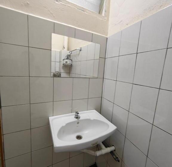 标准单人间共用浴室, 22a Hostel