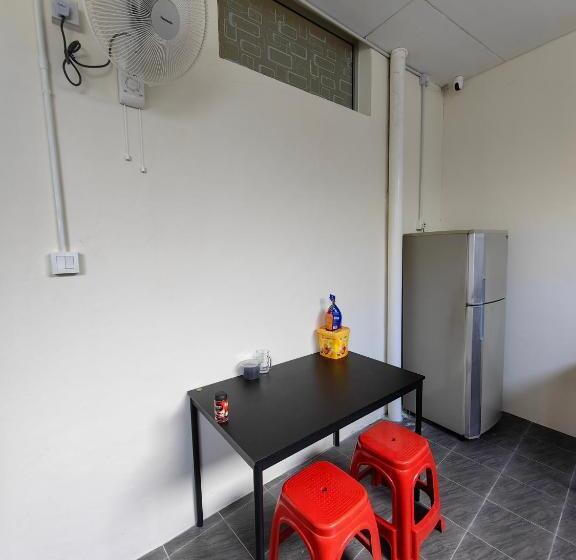 标准单人间, 22a Hostel