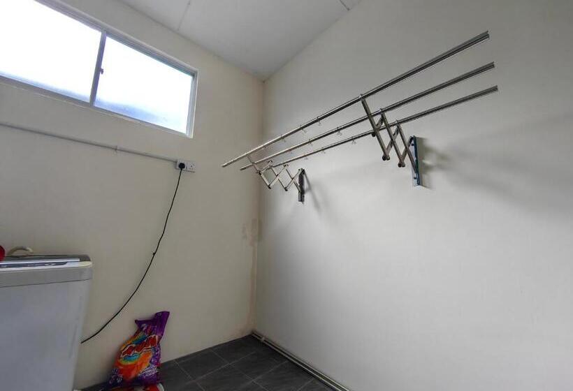 标准单人间, 22a Hostel