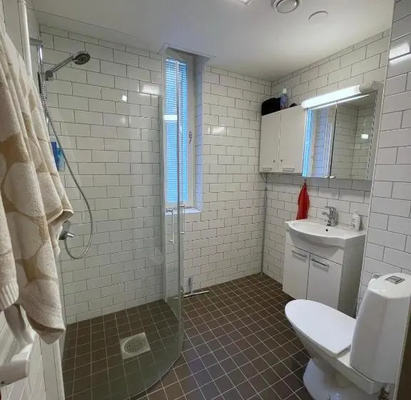 バスルーム共有のトリプルスタンダード, Hostel Teopolis