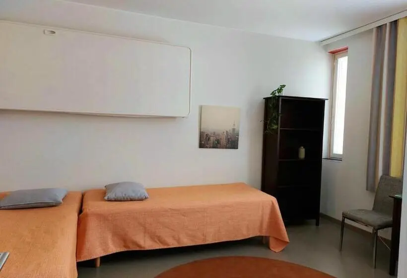 バスルーム共有のトリプルスタンダード, Hostel Teopolis