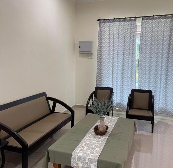 חדר משפחתי, Akram Homestay