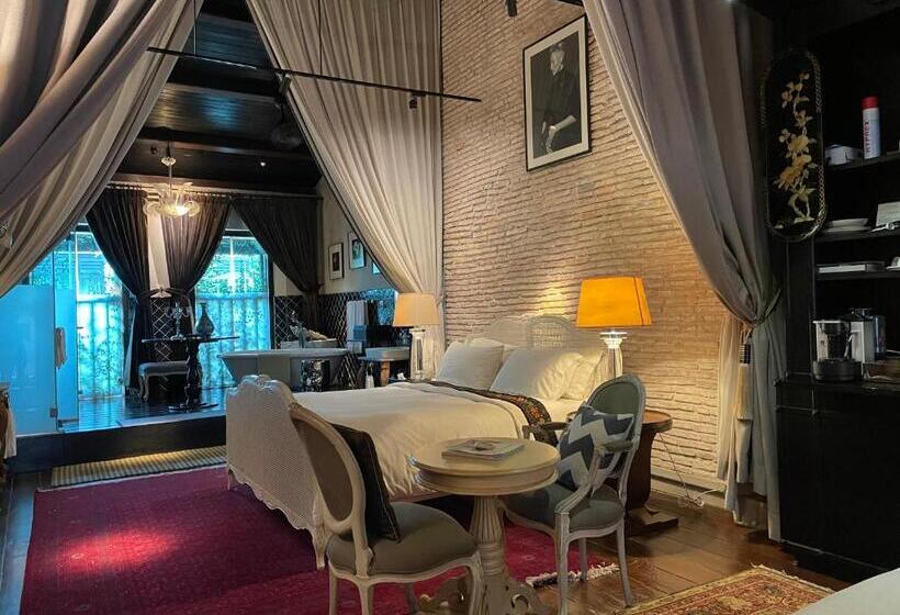 اتاق استاندارد با تخت بزرگ, The Opposite Place