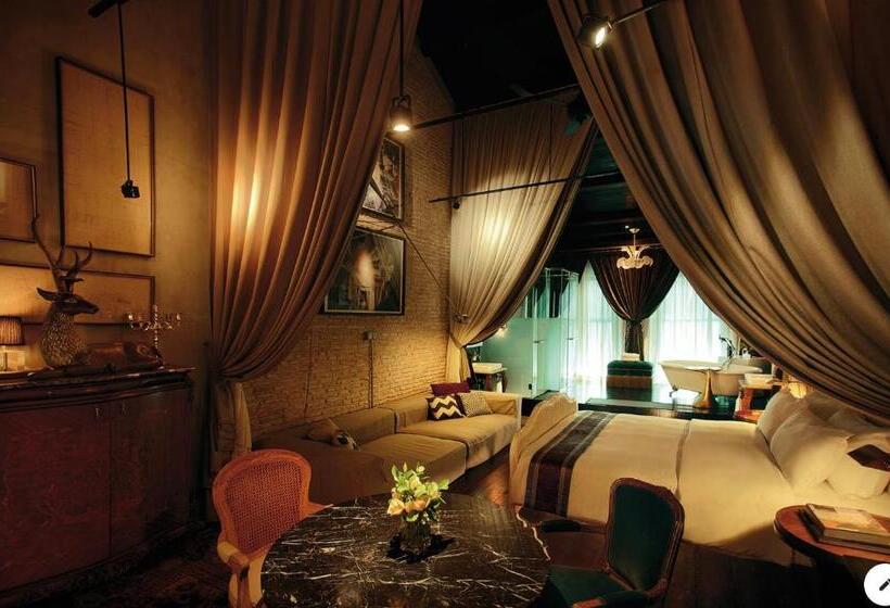 اتاق استاندارد با تخت بزرگ, The Opposite Place
