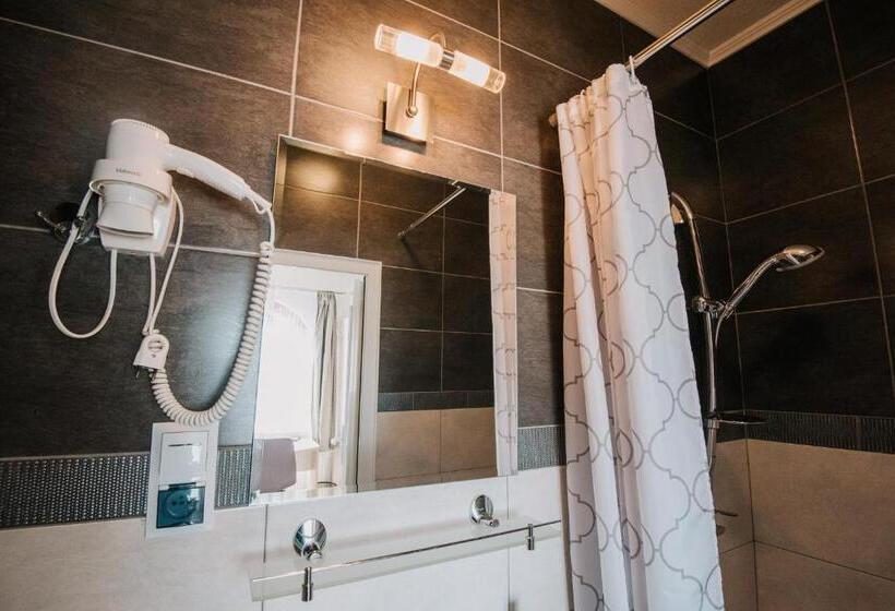 اتاق خانوادگی, Pensiunea Biz Panzió