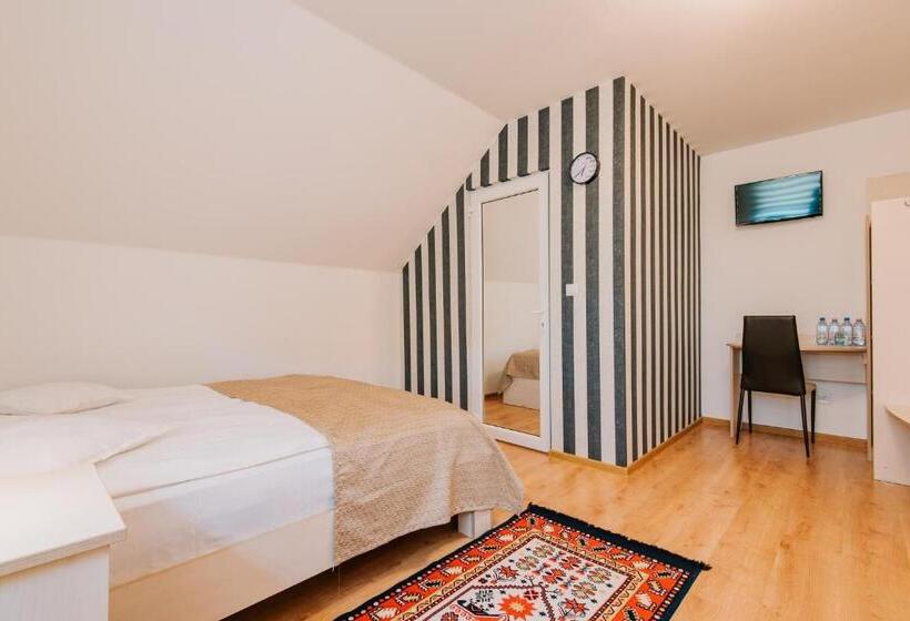 חדר משפחתי, Pensiunea Biz Panzió