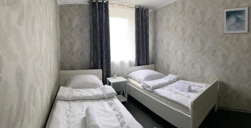 اتاق عادی, Artur