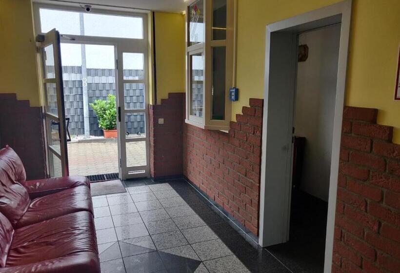 اتاق عادی, Artur