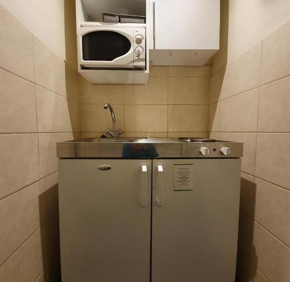 استودیوی استاندارد, Reading Budget Apartments