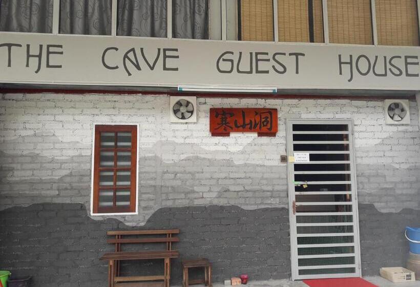 غرفة قياسية, The Cave