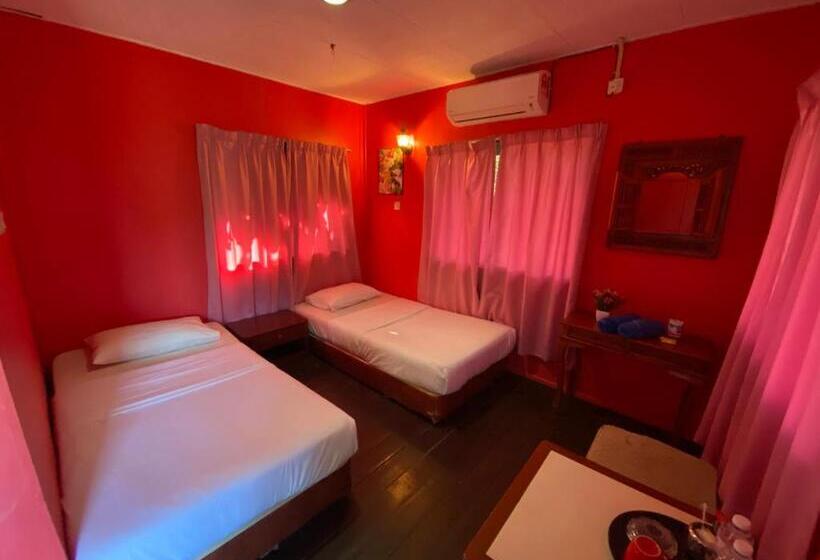 غرفة عائلية, Nazri S Place 2