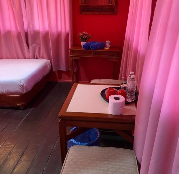 غرفة عائلية, Nazri S Place 2