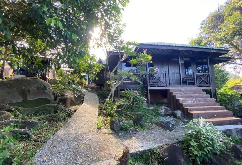 غرفة عائلية, Nazri S Place 2