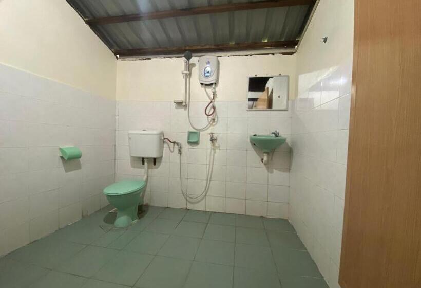 غرفة أساسية ثلاثية, Nazri S Place 2