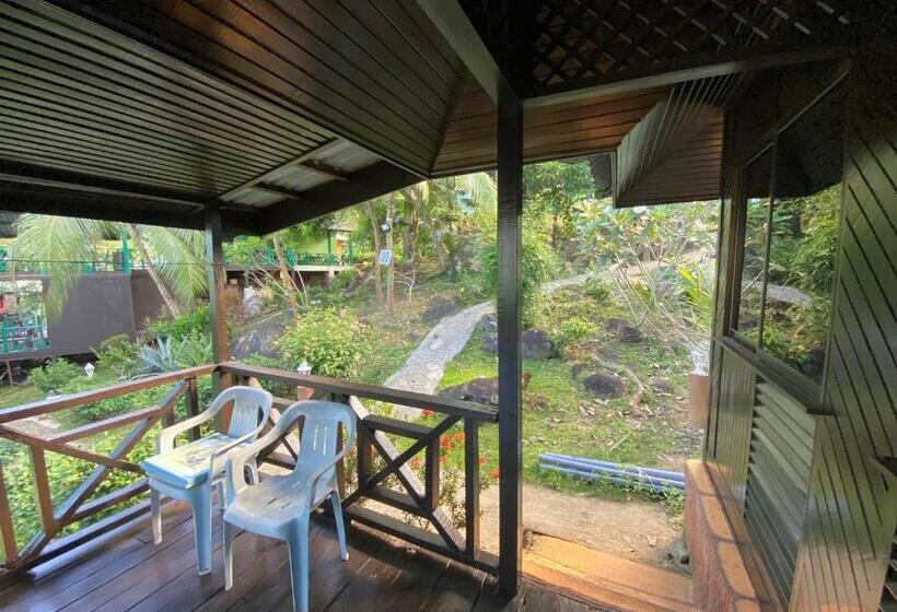 غرفة أساسية ثلاثية, Nazri S Place 2