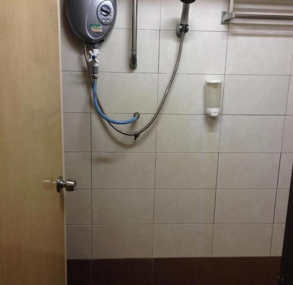 חדר משפחתי, Country View Inn