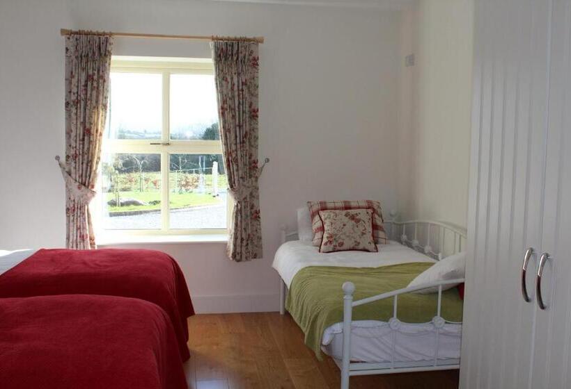 חדר סטנדרט לשלושה, Luachra Lodge