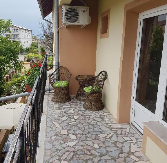 اتاق استاندارد سه نفره, Pensiunea Casa Johnelly