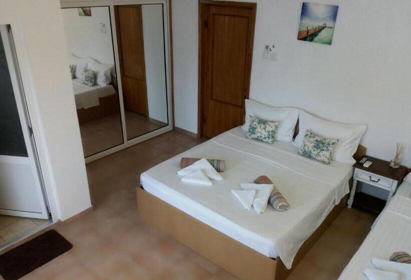 اتاق استاندارد سه نفره, Pensiunea Casa Johnelly