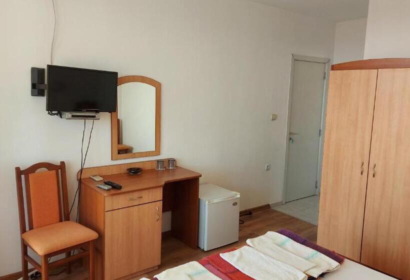 חדר סטנדרט נוף לים עם מרפסת, Guest House Rona Free Parking And Sea View