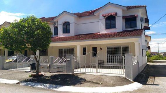 Дом 4 Спальни, J&p Homestays House 1