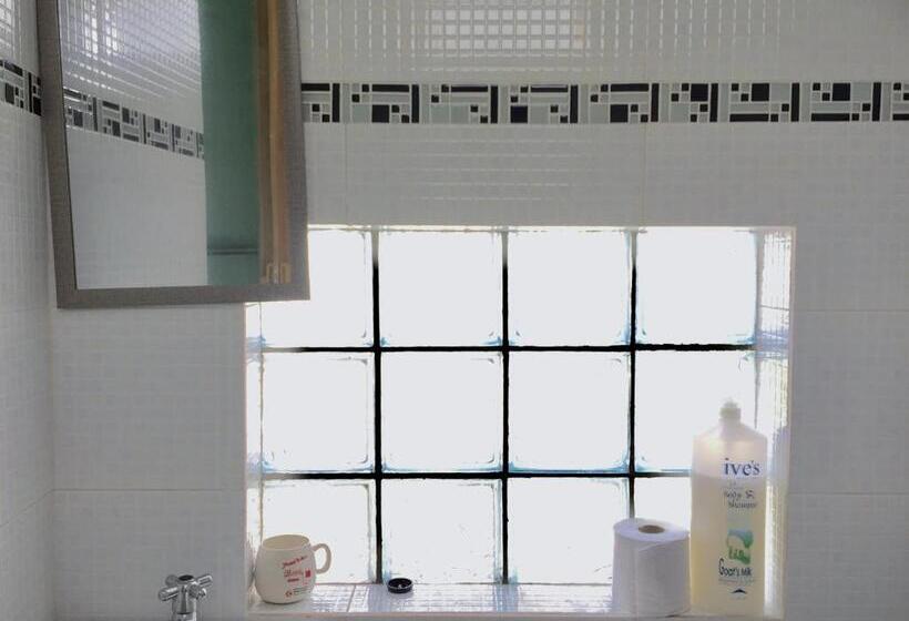 Quarto Deluxe, Merdeka Guest House 2