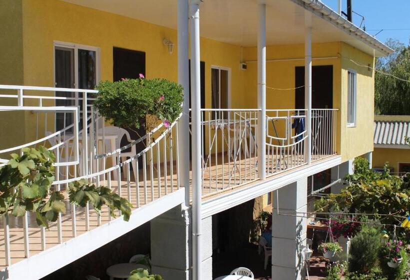 غرفة قياسية مزوَّدة بشُرفة, Lev