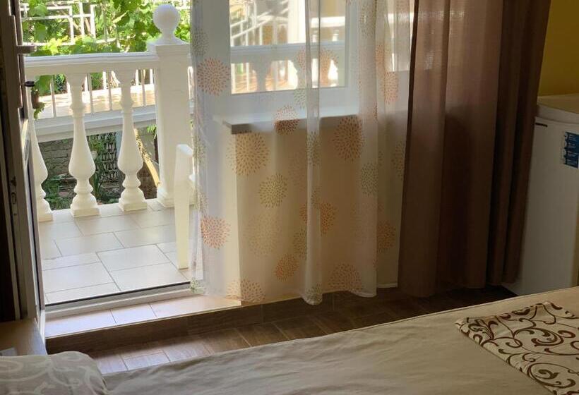 غرفة قياسية مزوَّدة بشُرفة, Lev