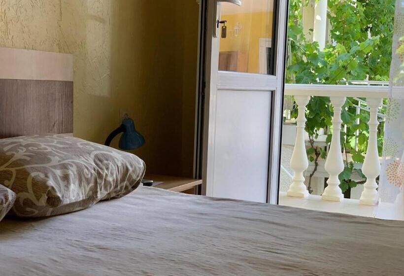 غرفة قياسية مزوَّدة بشُرفة, Lev