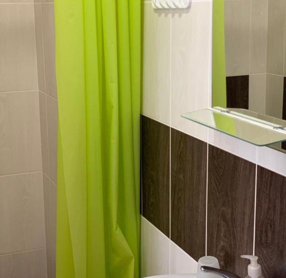 غرفة عائلية, Lev