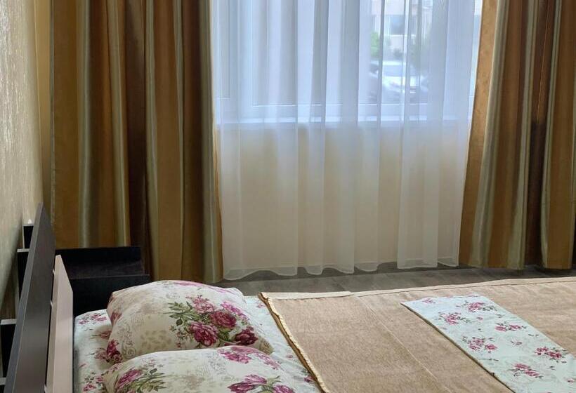 غرفة قياسية رباعية مزودة بشُرفة, Lev