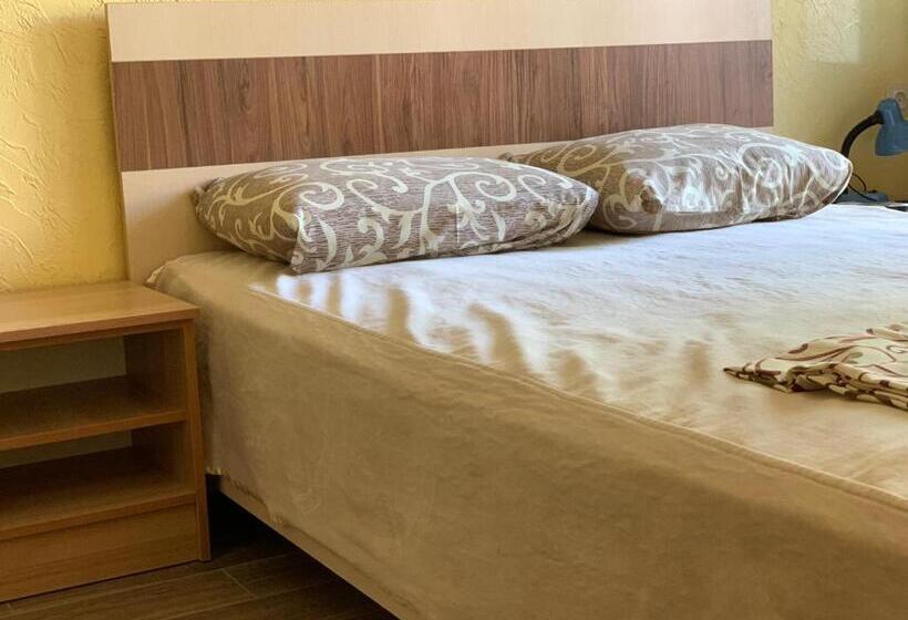 غرفة قياسية رباعية مزودة بشُرفة, Lev