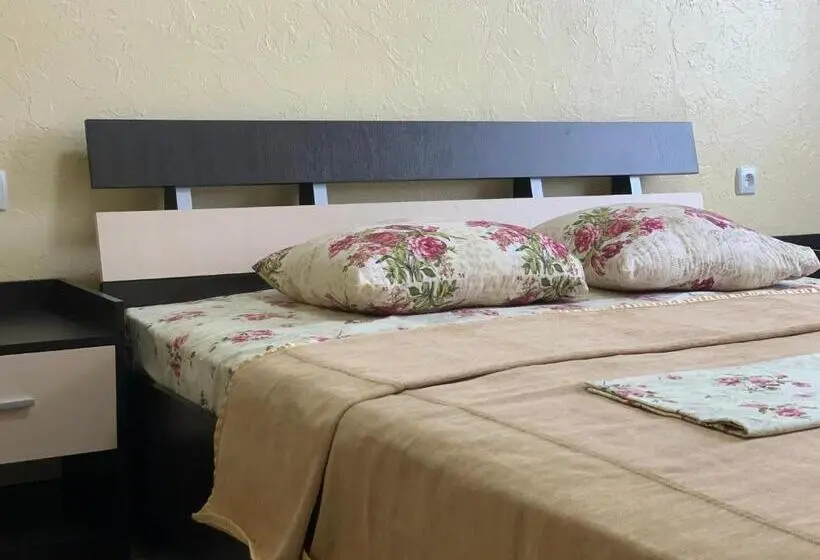 Cameră Triplă Basică, Lev