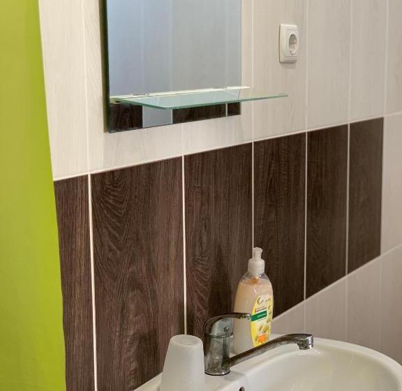 غرفة أساسية ثلاثية, Lev