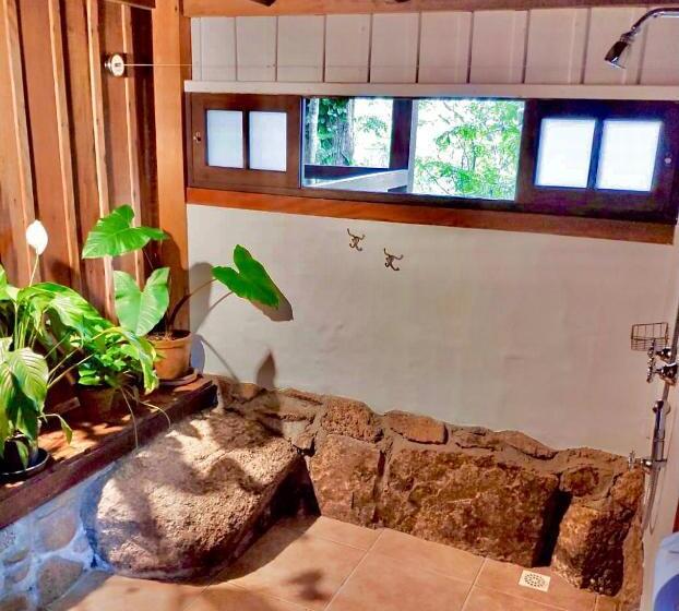 בקתת חדר, Regina Guest House