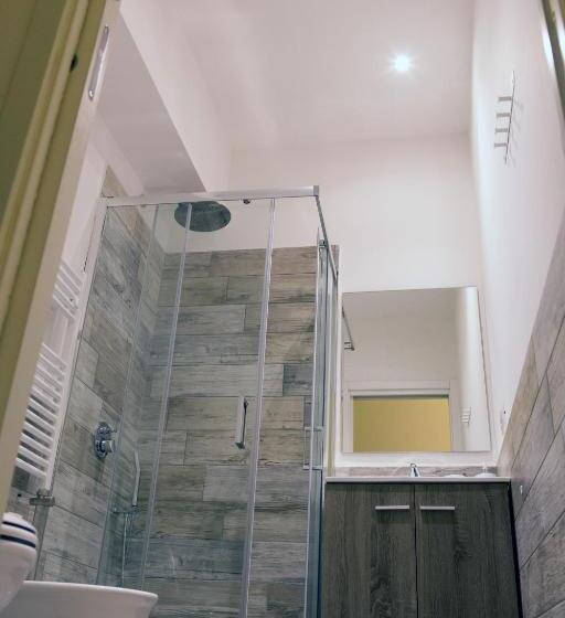 חדר קומפורט לשלושה, De Guestibus