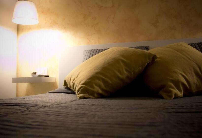 חדר קומפורט לשלושה, De Guestibus