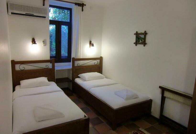 Номер Стандарт, Happy Caretta