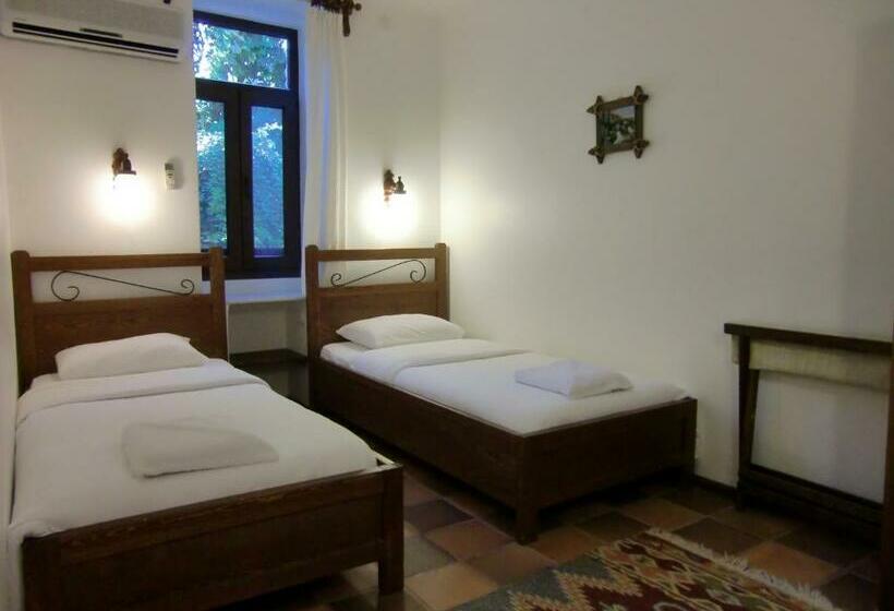 Номер Стандарт, Happy Caretta