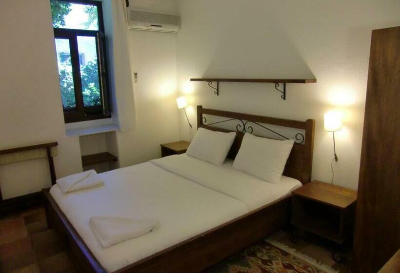 Номер Стандарт, Happy Caretta