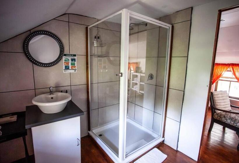 Comfort room with balcony, Flametree Guesthouse