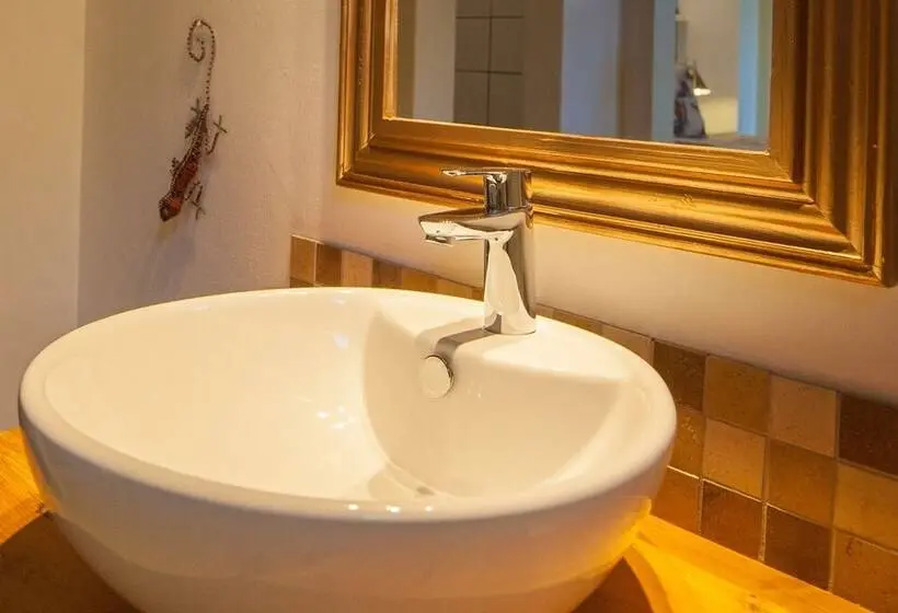 اتاق رمانتیک, Babette Bed And Breakfast