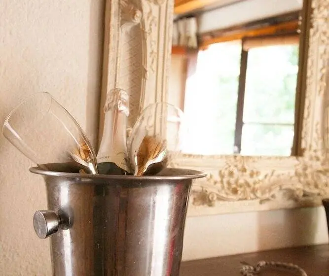 اتاق رمانتیک, Babette Bed And Breakfast