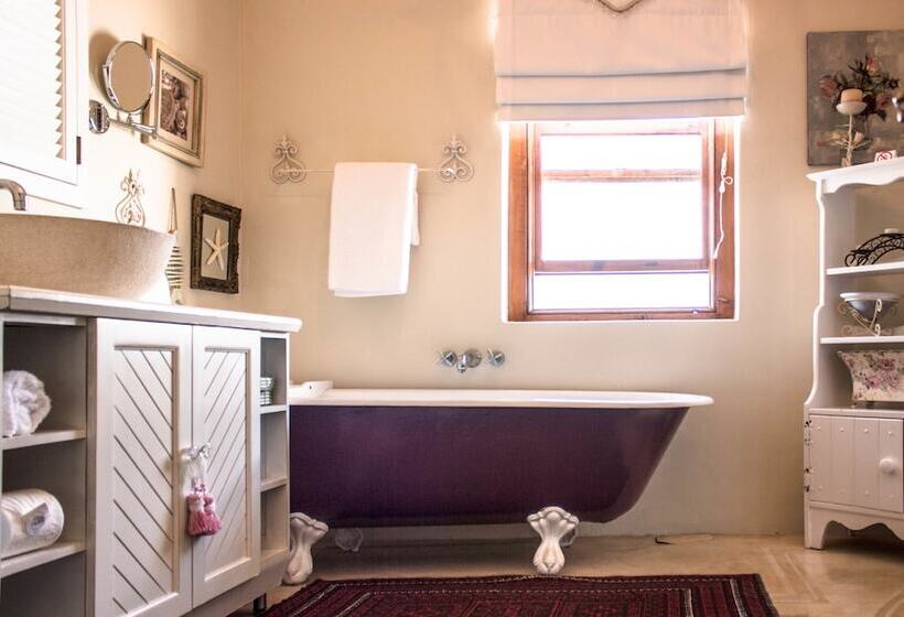 غرفة عائلية, Paternoster Manor