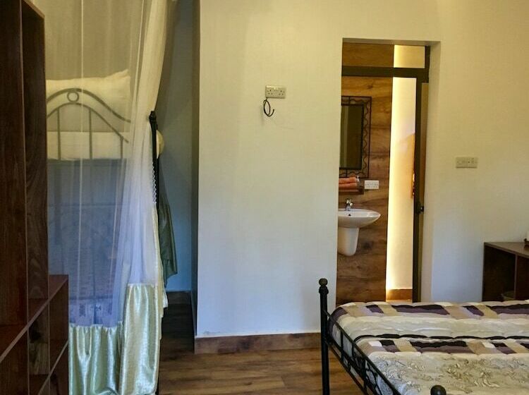 اتاق سوپریور سه تخته, Ahadi Lodge